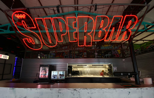 The Carnivan Superbar: Deléitate con sabores únicos en el corazón de León 1 AF1QipMN51LPB39sLrfAB51 f1J