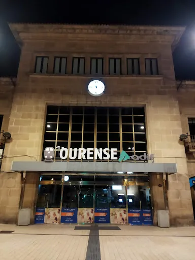 Cafetería Estación de tren de Ourense: Un rincón familiar con sabor a tradición en la estación