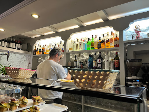 La Taberna: Tu refugio gastronómico en San Sebastián con las mejores patatas y un ambiente acogedor 1