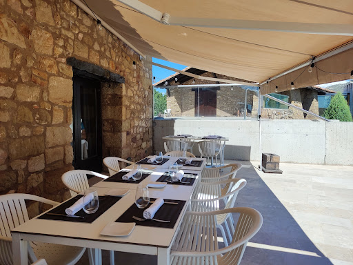 Restaurante Masia la Torre: Sabores mediterráneos en un entorno sereno 24