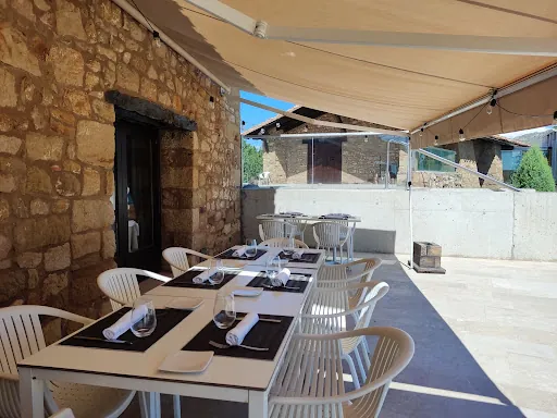 Restaurante Masia la Torre: Sabores mediterráneos en un entorno sereno