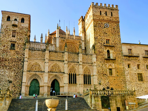 Parador de Guadalupe: Delicias españolas en un mágico entorno histórico 1