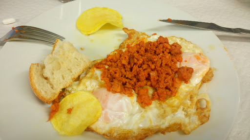 Bar Las Escuelas: Sabor casero en el corazón de Fuentestrún 38 AF1QipMe hu ifSlobICSSgPNX5SW3OOr9l43PXJ2NyD