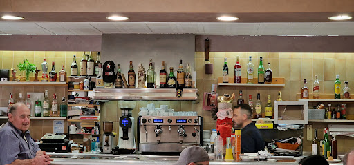 Bar CASI: Sabor mediterráneo y tortillas irresistibles en Gràcia 21 AF1QipMiLCaaFnQ4SLPiNh2i5MHFaYFarvBwmGLhdUA7