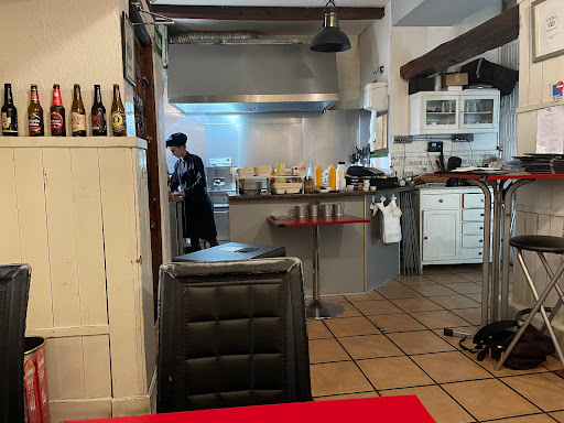 Al Punto Hambgourmet: Un rincón acogedor en San Lorenzo de El Escorial donde las hamburguesas caseras son la verdadera estrella. 38 AF1QipMigVZyOorIZV1Ud CovqqFrraiubdEP9VrVsc