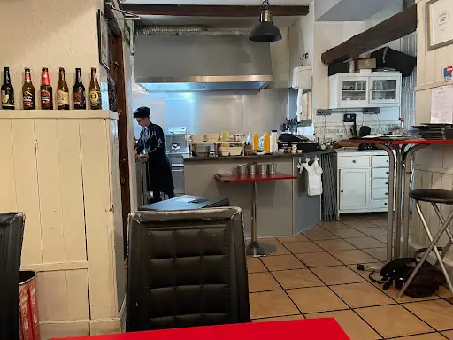 Al Punto Hambgourmet: Un rincón acogedor en San Lorenzo de El Escorial donde las hamburguesas caseras son la verdadera estrella.