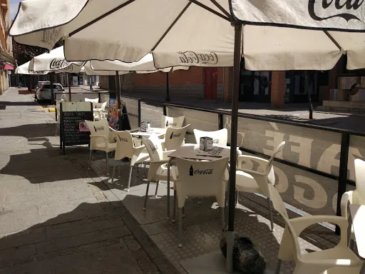 Bar Dogos: Sabores de España en un acogedor bar de tapas en Ávila