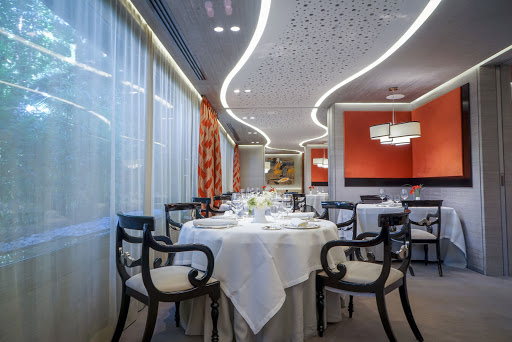 Zalacaín: Un clásico elegante en Madrid donde la lasaña es la estrella y la atención es de primera. 56 AF1QipMl5oG6asYzhvSibrVcnJcCHTiLalTPXg 9ZNYY
