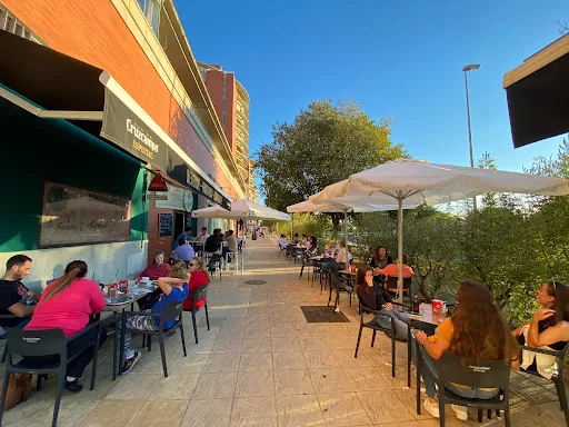 Reverde Fast Food and Coffe: El rincón sabroso de Sevilla donde la frescura se sirve en cada bocado