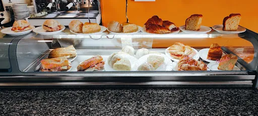 Bar Bellomonte-Los cubanos: Sabores auténticos en el corazón de Cartelle