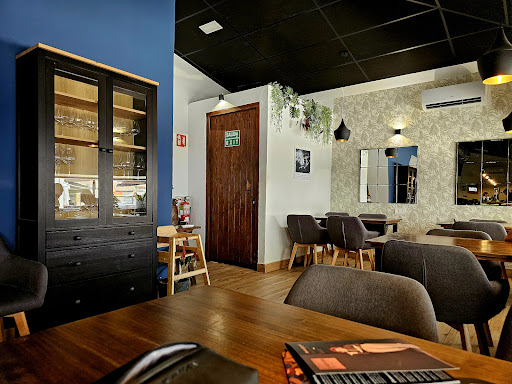 La Destileria Cocktail Bar: Sabores únicos en el corazón de Murcia con cócteles excepcionales y una atmósfera acogedora 48 AF1QipMvHeCdejSZCX0WKCrmvF2XapO3dIgJA3MsEiB0
