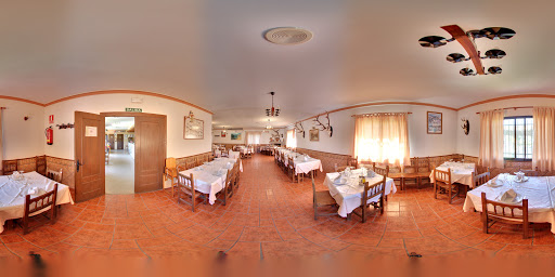 Restaurante el Rodeo: ¡Cochinillo delicioso en Candeleda! 1 AF1QipMvVudQI0mbDwIJTmrNU6cuGHE2aKKPAQHrVZJK