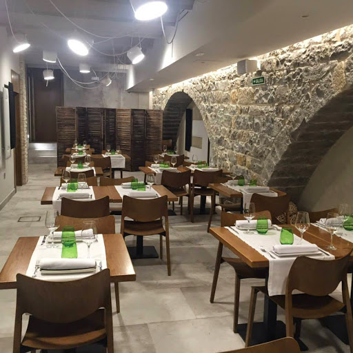 Iruñazarra: Delicias de la cocina española en el corazón de Pamplona 48