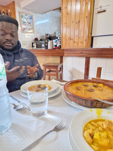 Cafe Bar La Roda: Un rincón acogedor en O Barco con sabor auténtico 1