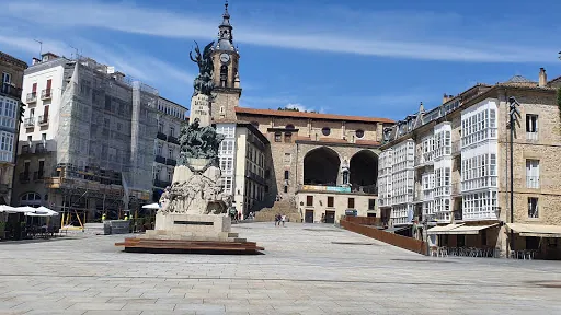 El Mentiron: Sabores vascos en la encantadora Plaza de la Virgen Blanca