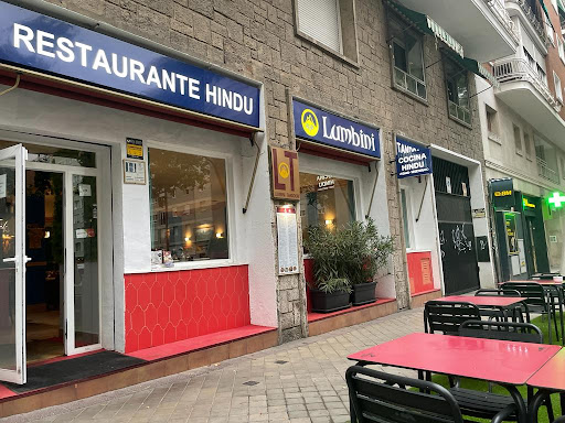 Lumbini Tandoori: La joya de la cocina india en Madrid, donde cada bocado de pollo y curry te transporta a un auténtico festín en un ambiente acogedor y familiar 30 AF1QipN2wnZHbPx4pUinMhO6eI36FqWpW bIld6Hl5rJ