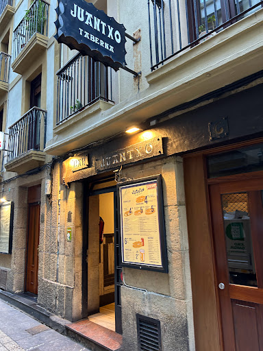 Juantxo Taberna: Deliciosos bocadillos en un rincón acogedor de San Sebastián 1 AF1QipN3eAPUO09av8LAFYDSDMXqn3doQulg3PAbanp5