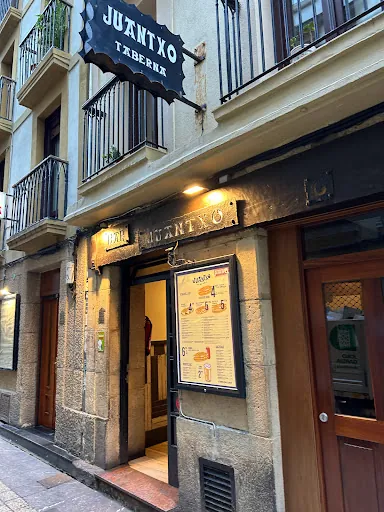 Juantxo Taberna: Deliciosos bocadillos en un rincón acogedor de San Sebastián 1 Juantxo Taberna: Deliciosos bocadillos en un rincón acogedor de San Sebastián