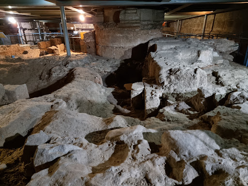 Cripta de la Basílica de Santa Eulalia: Un viaje a la historia en cada bocado 47