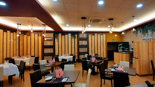 Restaurante Asador Los Arcos: Delicias españolas en el corazón de Villares 16 AF1QipN5acv9YUdQZL42voMmF1OoFkDApSD4cms2JYUa