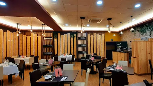 Restaurante Asador Los Arcos: Delicias españolas en el corazón de Villares