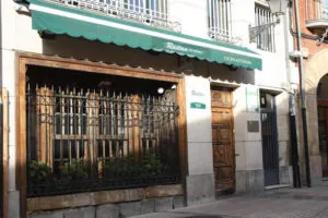 El Raitan, España: Sabores asturianos en el corazón de Oviedo, ¡merluza imperdible!
