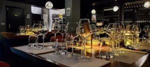 FLOR DE SAL VINOS Y CATAS WINE BAR: Un rincón en Sevilla para disfrutar de vinos selectos y exquisitas catas.