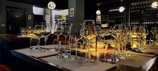 FLOR DE SAL VINOS Y CATAS WINE BAR: Un rincón en Sevilla para disfrutar de vinos selectos y exquisitas catas. 1 AF1QipNG3UECh1qqVoIWPFT mZu5olWI5oNlynm9zw88