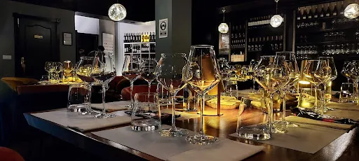 FLOR DE SAL VINOS Y CATAS WINE BAR: Un rincón en Sevilla para disfrutar de vinos selectos y exquisitas catas.