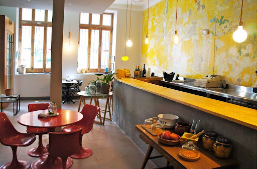 Los Porfiados: Un rincón acogedor en Lavapiés donde la cocina mediterránea y la atención personalizada se combinan para crear experiencias memorables 1 AF1QipNTounnXf737jNTmBfithLZ3Ci6kP0I hpbfC8G