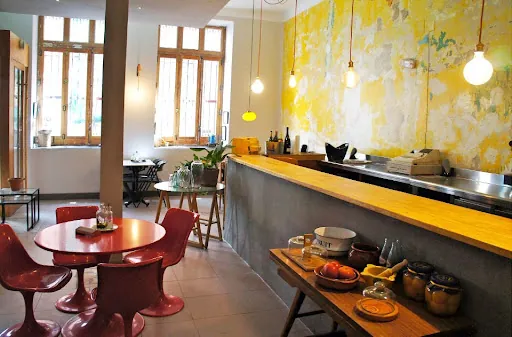 Los Porfiados: Un rincón acogedor en Lavapiés donde la cocina mediterránea y la atención personalizada se combinan para crear experiencias memorables