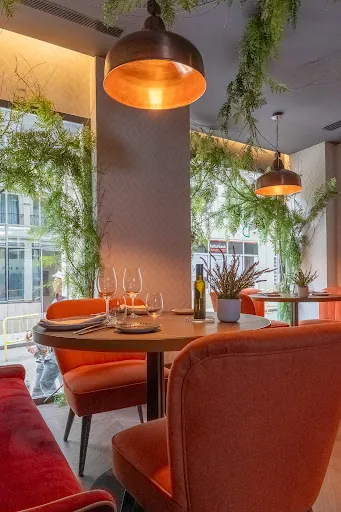 Restaurante BLoved: Una joya en la Gran Vía de Madrid, donde la fusión de sabores españoles y un ambiente acogedor te invitan a celebrar momentos especiales