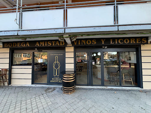 Bodega Amistad: Un rincón acogedor en Madrid donde las tapas tradicionales brillan y la atención es siempre excepcional 1