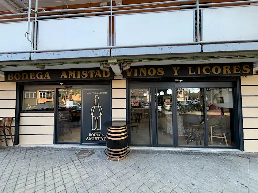 Bodega Amistad: Un rincón acogedor en Madrid donde las tapas tradicionales brillan y la atención es siempre excepcional