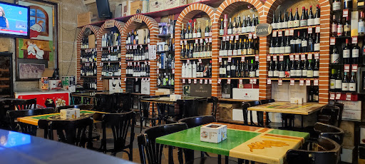 Vinoteca Abadia: Un rincón en O Carballiño para disfrutar de los mejores vinos en un ambiente acogedor 1
