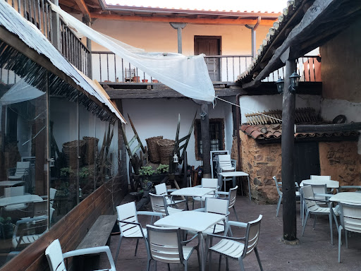 Un rincón sabroso en Villaobispo de Otero que conquista con su cocina española 38