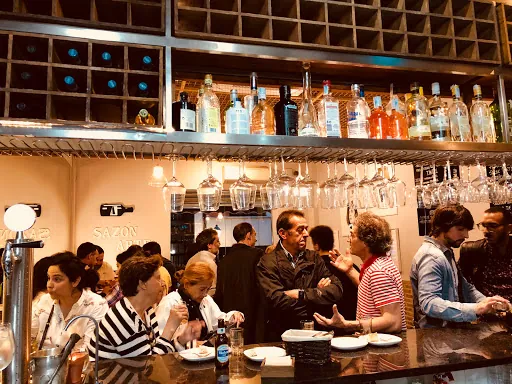 Sazon-Arte: Delicias vascas en un rincón acogedor de Madrid, donde cada bocado es una experiencia única y familiar