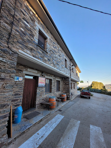Bar Albergue La Escuela: Sabores auténticos en un rincón acogedor de Vega de Valcarce 23 AF1QipNdA2JINCQu9VR iemy0wyx2o03ITx9y6a r6Iq