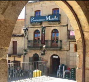 Restaurante Medieval: Delicias a la parrilla en la plaza de Fermoselle