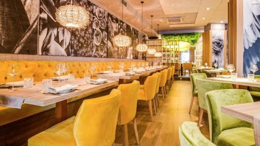 Aurum Gastrobar: Delicias de maki en el corazón de Guadalajara 1 AF1QipNiWT0 NiGyDz3cJ U 2Kw1r pSOhG5fB1CnZ9W