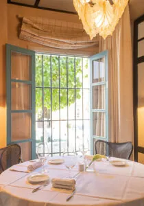 Restaurante Azahar: Deléitate con sabores del Mediterráneo en Sevilla