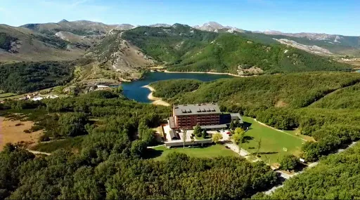 Restaurante del Parador de Cervera: Deliciosa cocina española con vistas impresionantes a la montaña 1 Restaurante del Parador de Cervera: Deliciosa cocina española con vistas impresionantes a la montaña