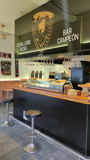 Bar Campeón: Deléitate con pinchos y buen ambiente frente a San Mamés 41 AF1QipNn0rPr3E6fyAmXqB3n5aaZ2SAILteqpReVfi2F