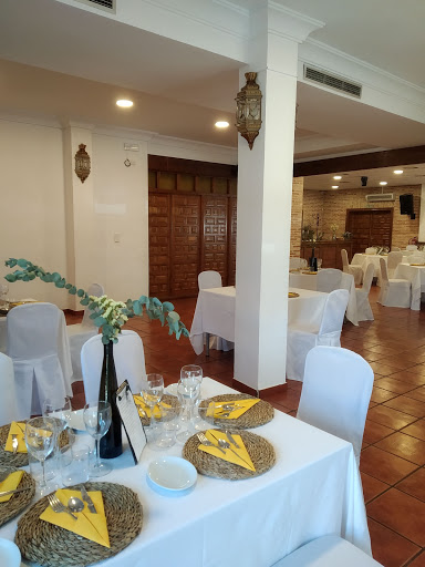 Jardines de Consuegra: Comida exquisita en un rincón acogedor de la ciudad 17