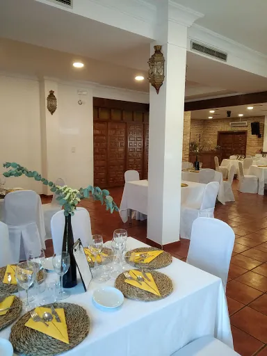 Jardines de Consuegra: Comida exquisita en un rincón acogedor de la ciudad