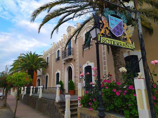 Restaurante Soterraña: Sabores mediterráneos en un rincón acogedor de Madroñera 18 AF1QipNuR5JSIJJZaknb2FD7G3GdismJkTy91QuEG Xp