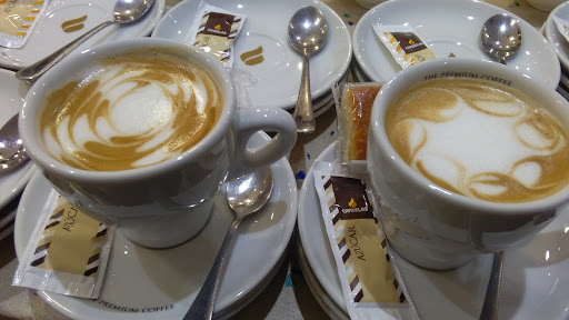 Catedra: Deléitate en Ourense con su café exquisito y ambiente familiar 1 AF1QipNyqMK3dfxb U8WkHcYHOEOR1q0eFLEHceBKXsC