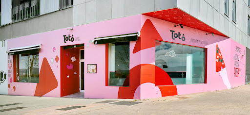Pizzería Totó Vitoria, España: Sabores únicos en un ambiente familiar 51 AF1QipO hMJLPtp