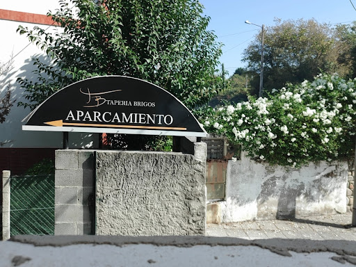 Taperia Brigos: Deliciosos churrascos en un ambiente acogedor en Ourense 1
