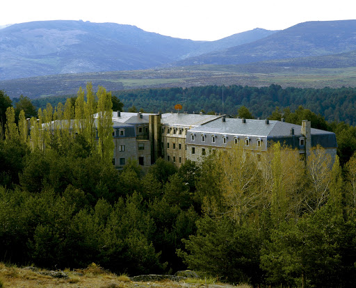 Parador de Gredos. Restaurante La Huerta del Rey: Sabor excepcional en un entorno natural único 53 AF1QipO8c